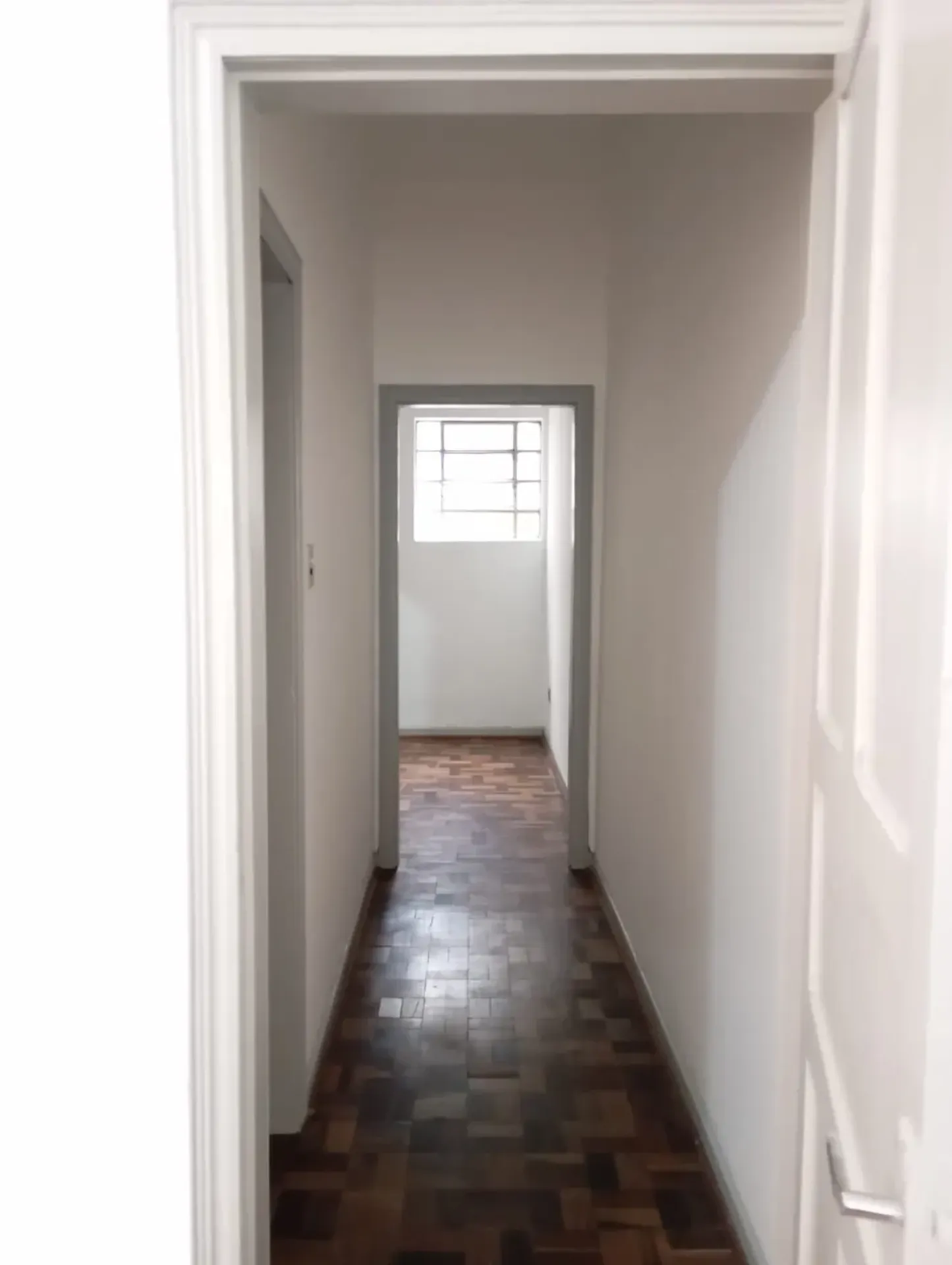Wood or laminate floors in a 4-bedroom apartment, 110 m² — photo 7
