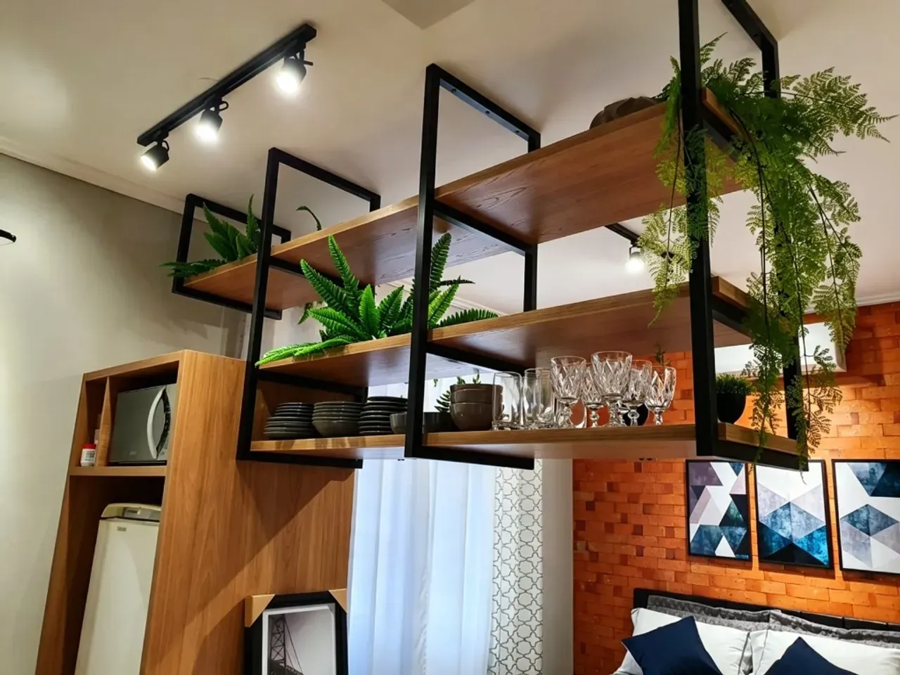 Estudio amueblado con estilo industrial y cocina abierta — photo 18