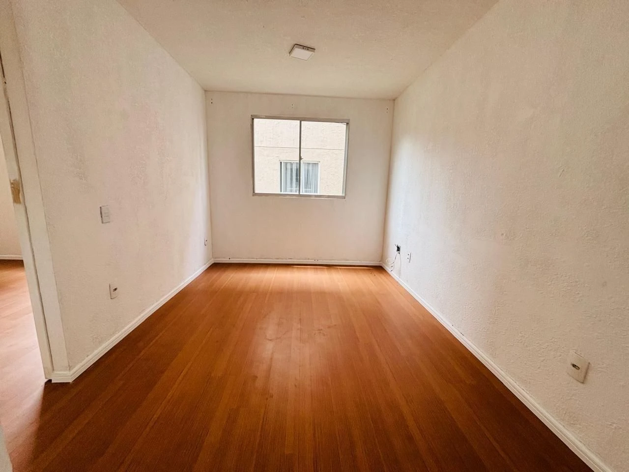Unfurnished apartment with 2 bedrooms and 1 bathroom