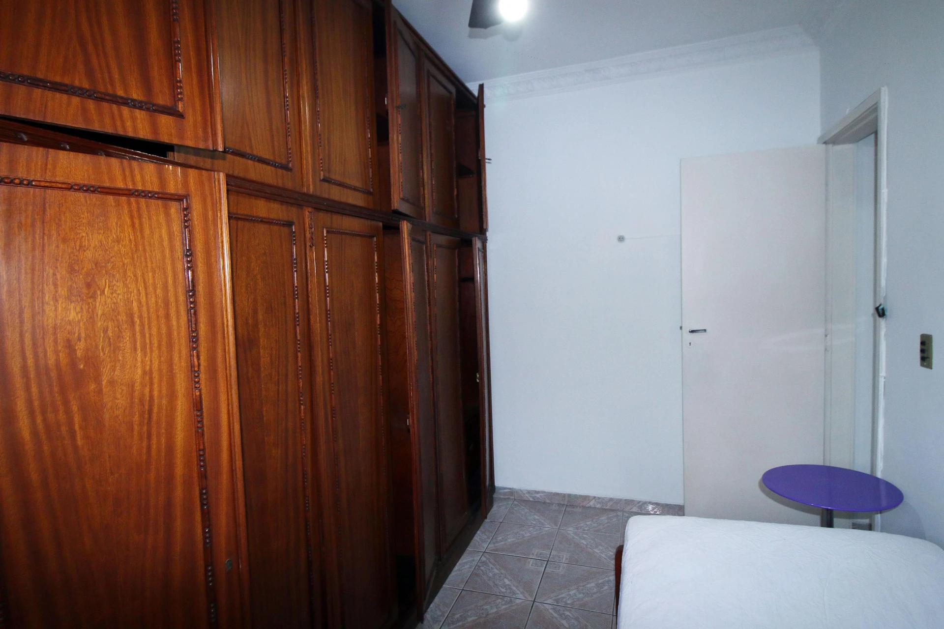Furnished 2-bedroom apartment with 1 bathroom and glass shower — photo 15