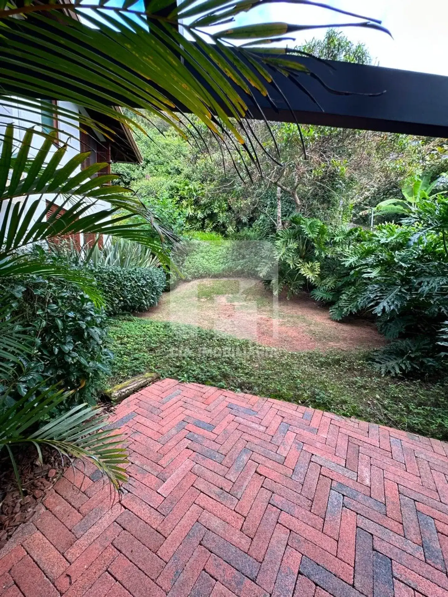 Furnished house with 6 bedrooms and 650 m² total — photo 43