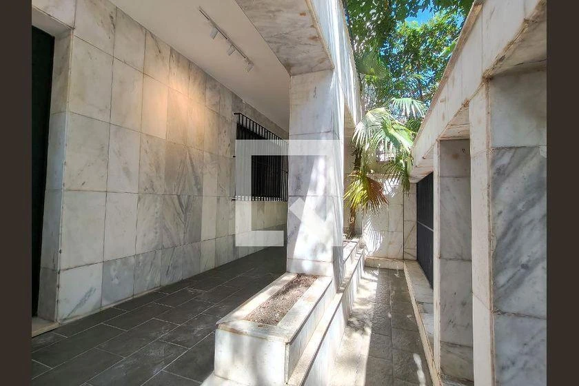 Rental house with 5 bedrooms and a balcony — photo 19