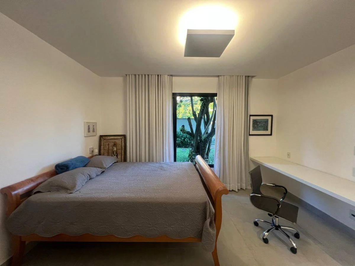 House with 4 en-suite bedrooms and 430 m² with 3 spots — photo 4