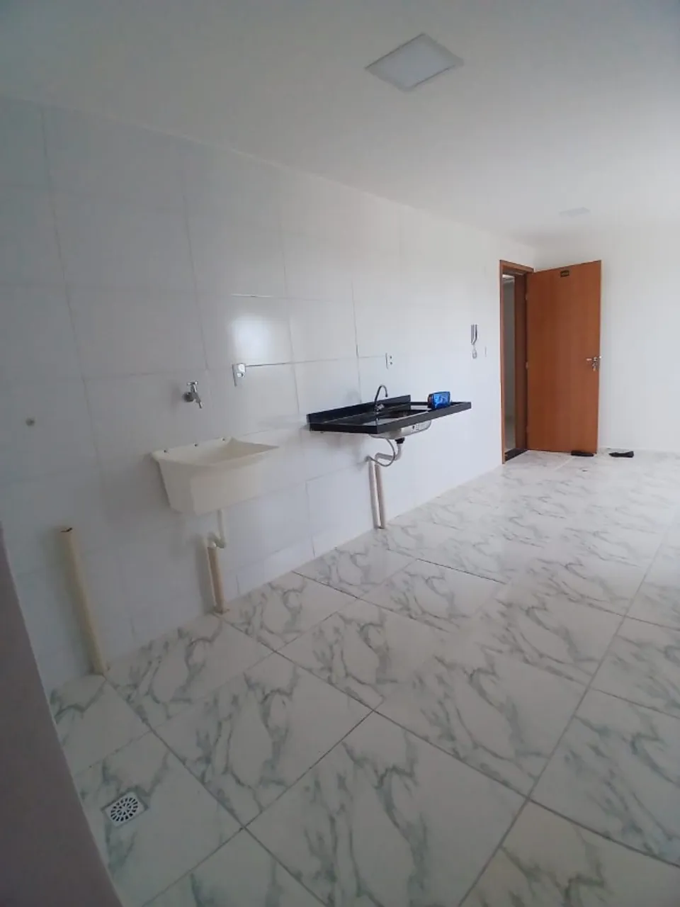 2-bedroom apartment in a building with a gym — photo 2