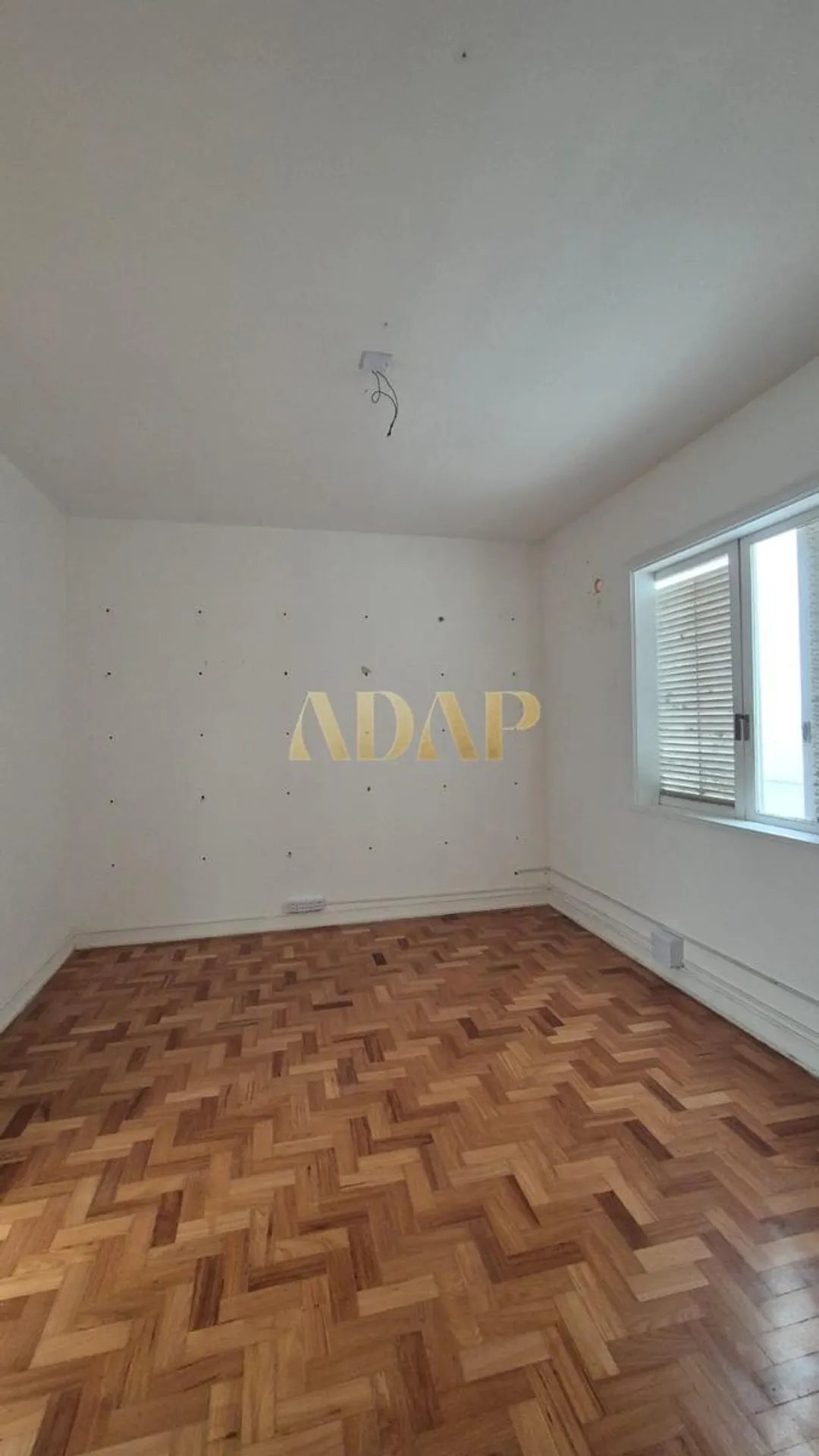 525 m² apartment with a home office and a bathtub — photo 49