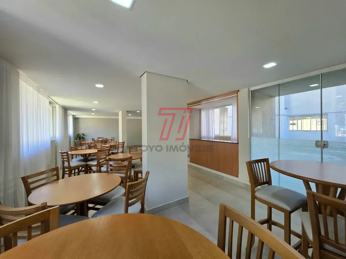 Apartamento de 3 quartos com piso de madeira na sala — photo 35