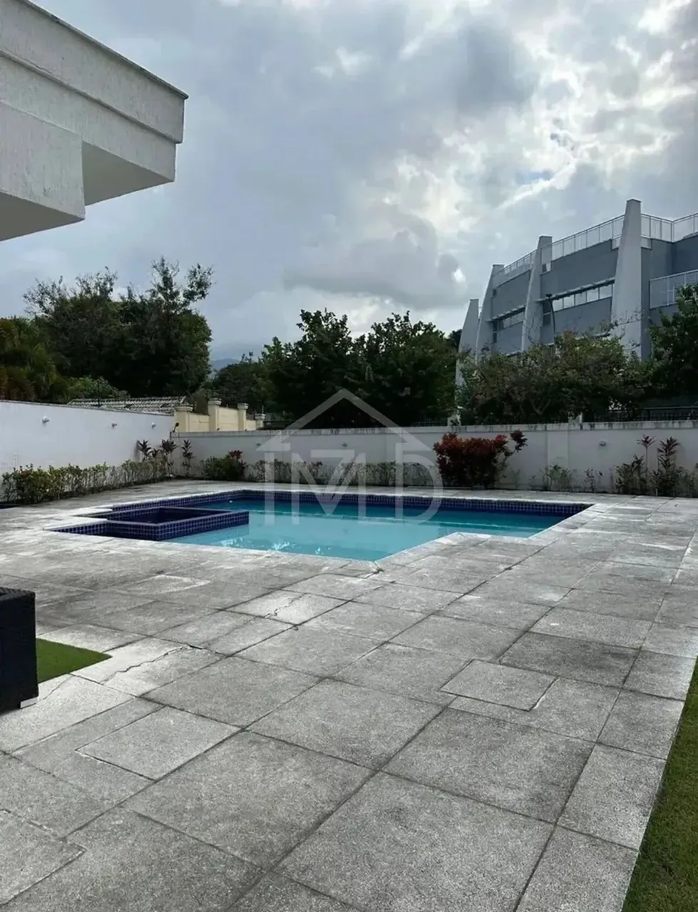House with 5 bedrooms and floor-to-ceiling windows — photo 16