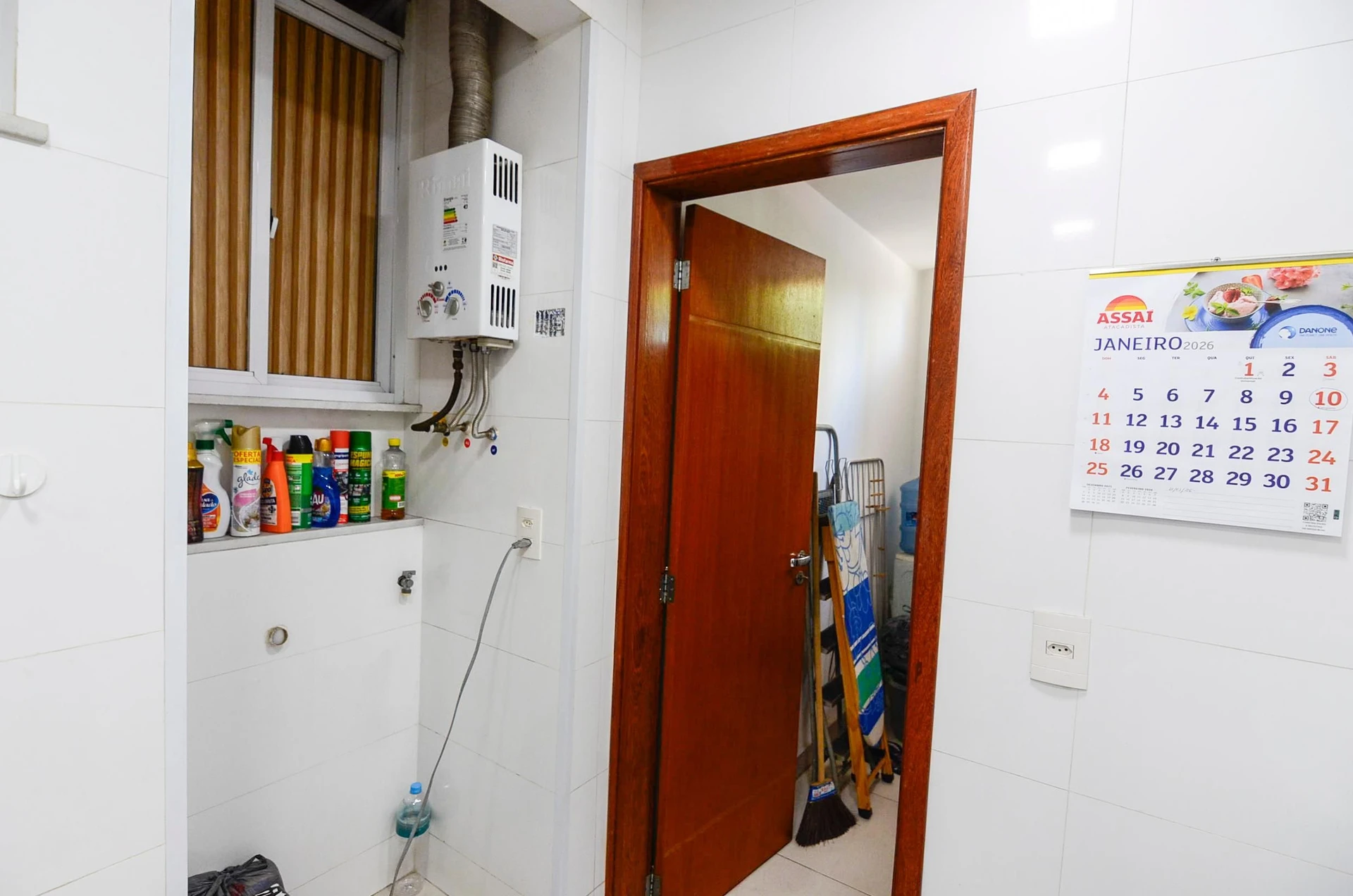 Furnished 1-bedroom apartment with en-suite and 1 parking spot — photo 21