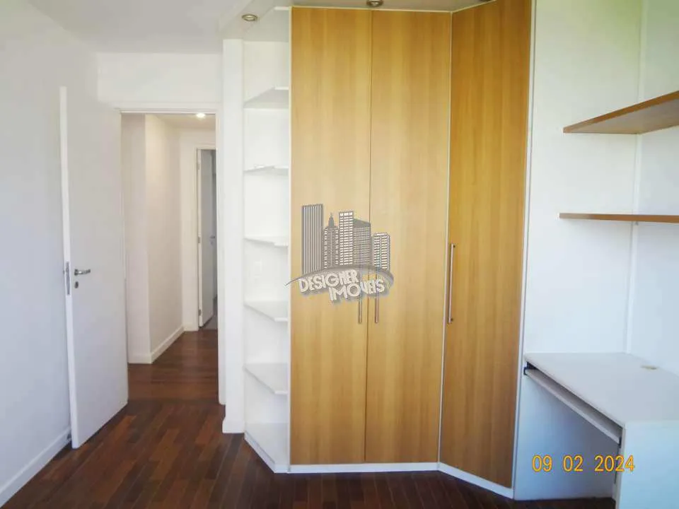 Balcony with a grill in a 3-bedroom apartment, 129 m² — photo 27
