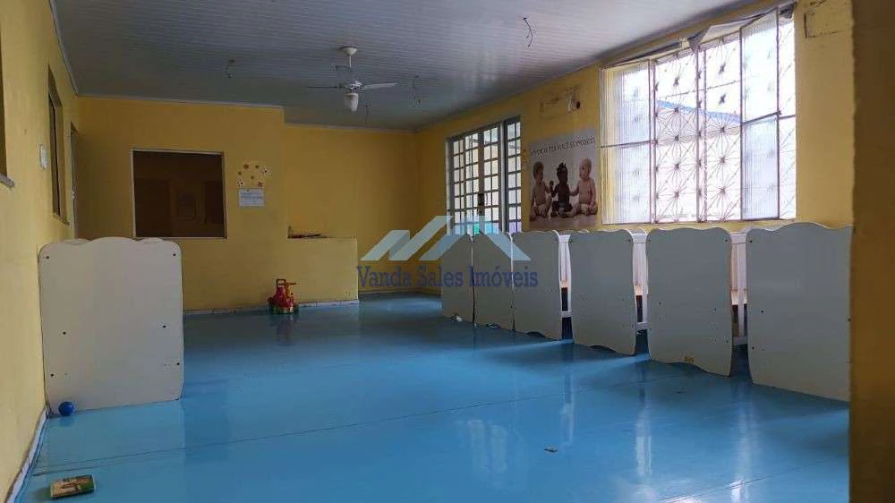 Casa de 4 quartos com 540 m² e varanda — photo 2