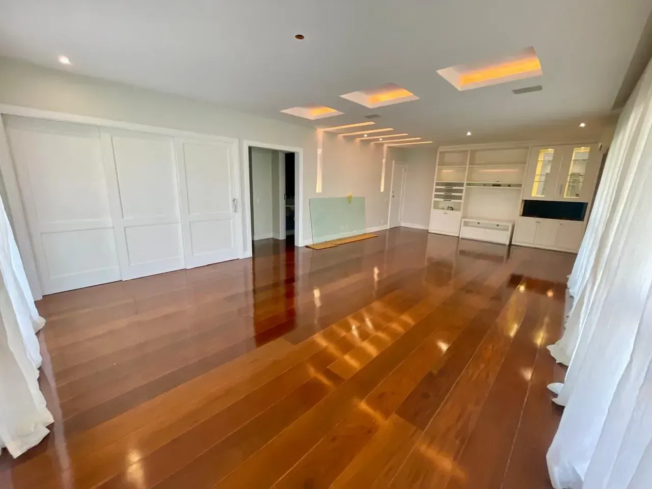 195 m² apartment with 3 bedrooms and glassed balcony — photo 6