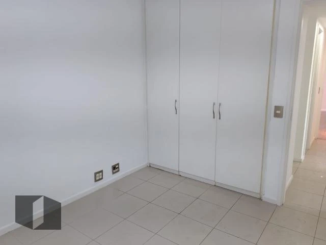 Glass-enclosed balcony in a 4-bedroom apartment, 143 m² — photo 37