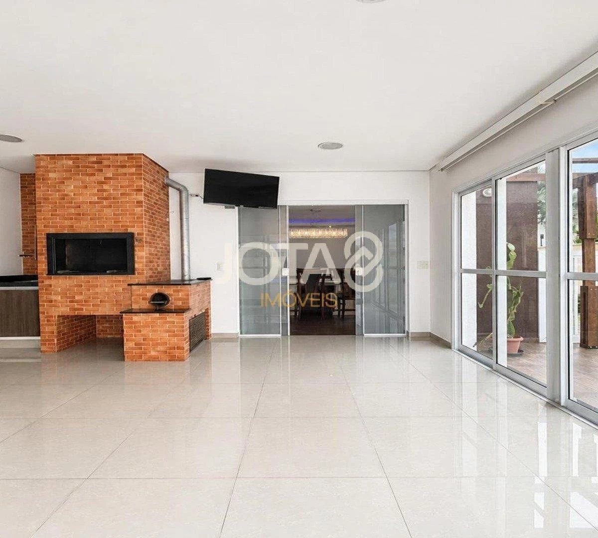 4-bedroom house with a glass-enclosed balcony in Curitiba — photo 28