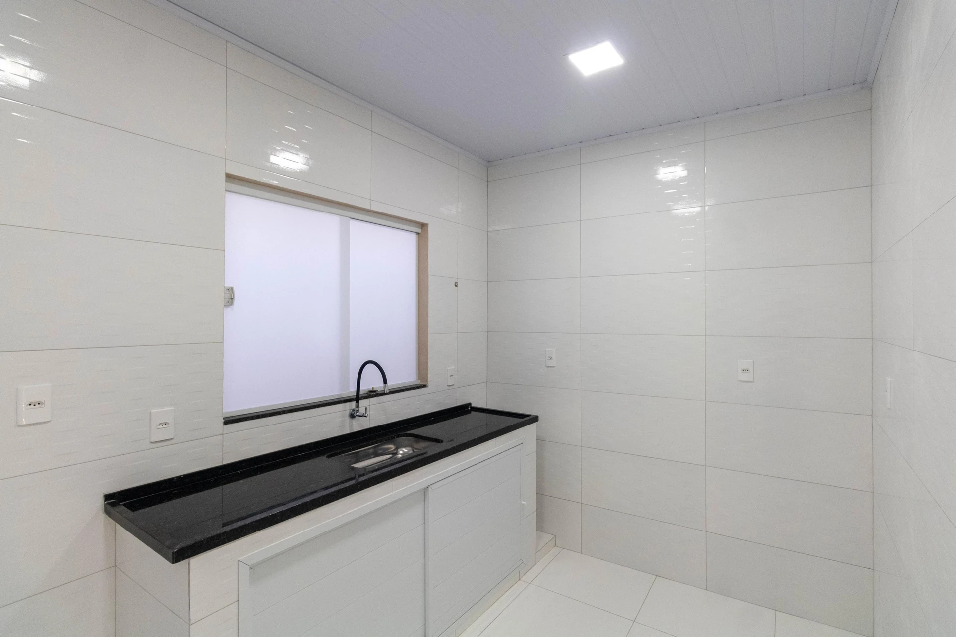 Casa para alugar com 2 quartos e cozinha fechada moderna