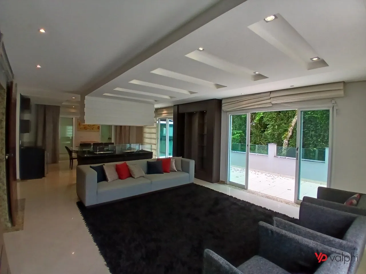Floor-to-ceiling windows in a 4-bedroom house, 392 m²