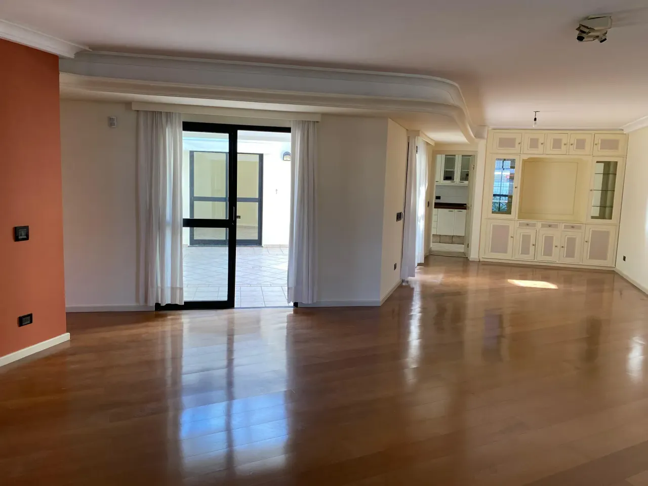 Rented house with 5 bedrooms and 3 bathrooms