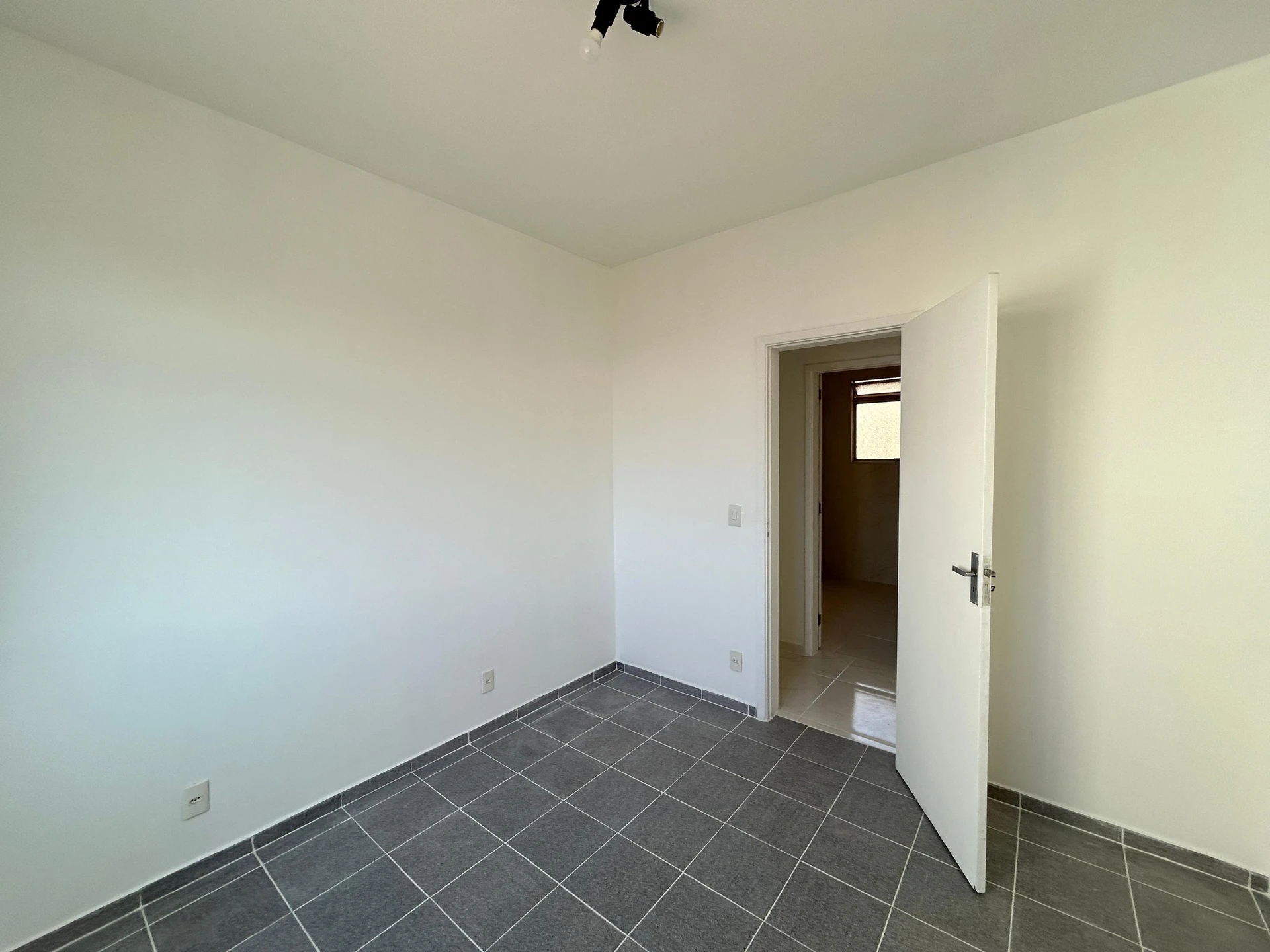 Unfurnished rental apartment with 2 bedrooms and parking — photo 38