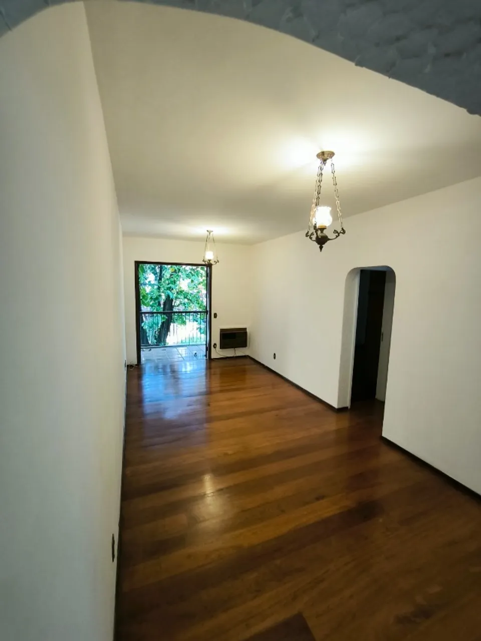 Apartamento de 2 quartos com piso de madeira ou laminado