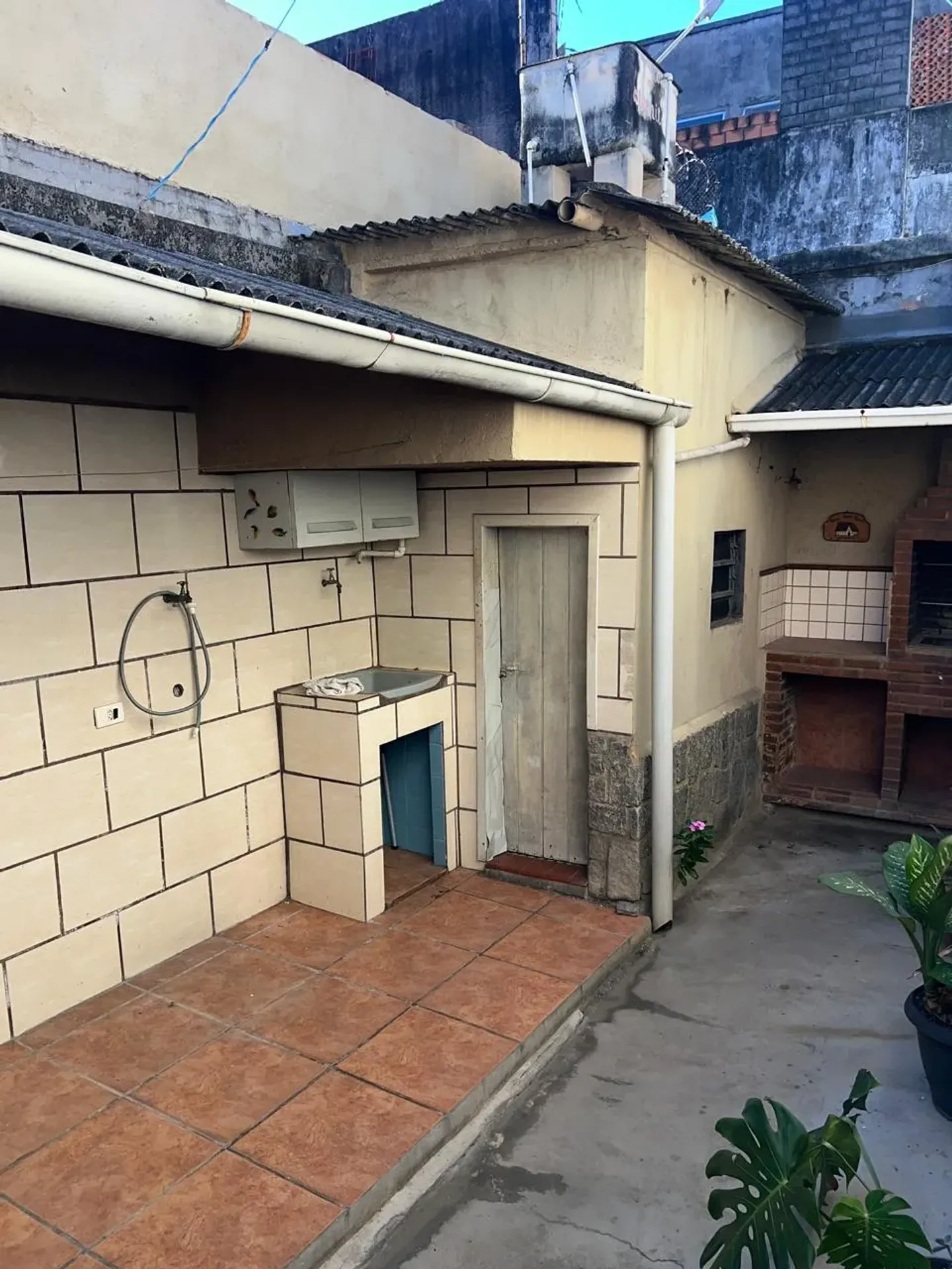Casa com 4 quartos e cozinha fechada com armários — photo 29
