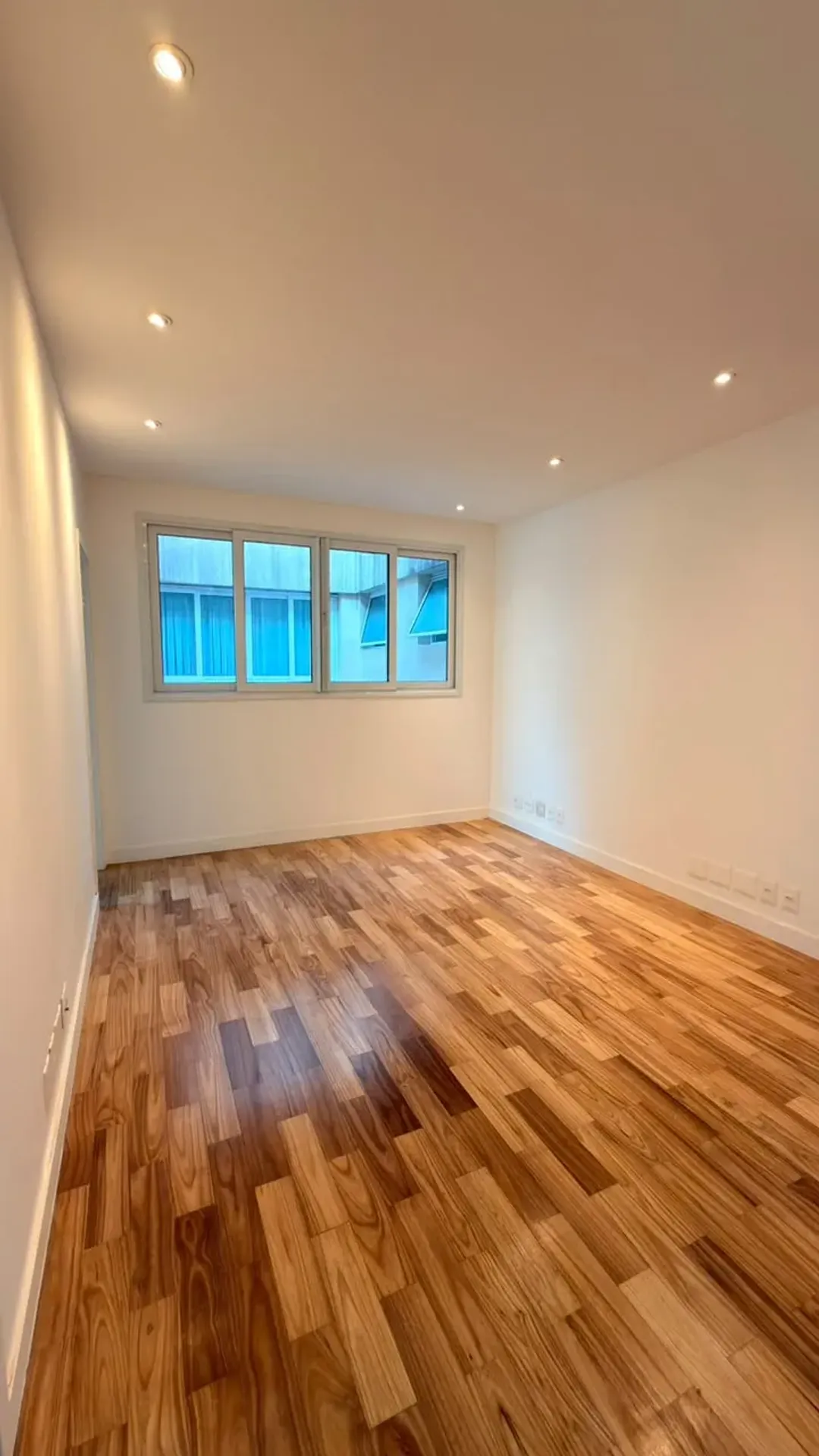 575 m² apartment with 5 en-suite bedrooms and glass balcony — photo 36