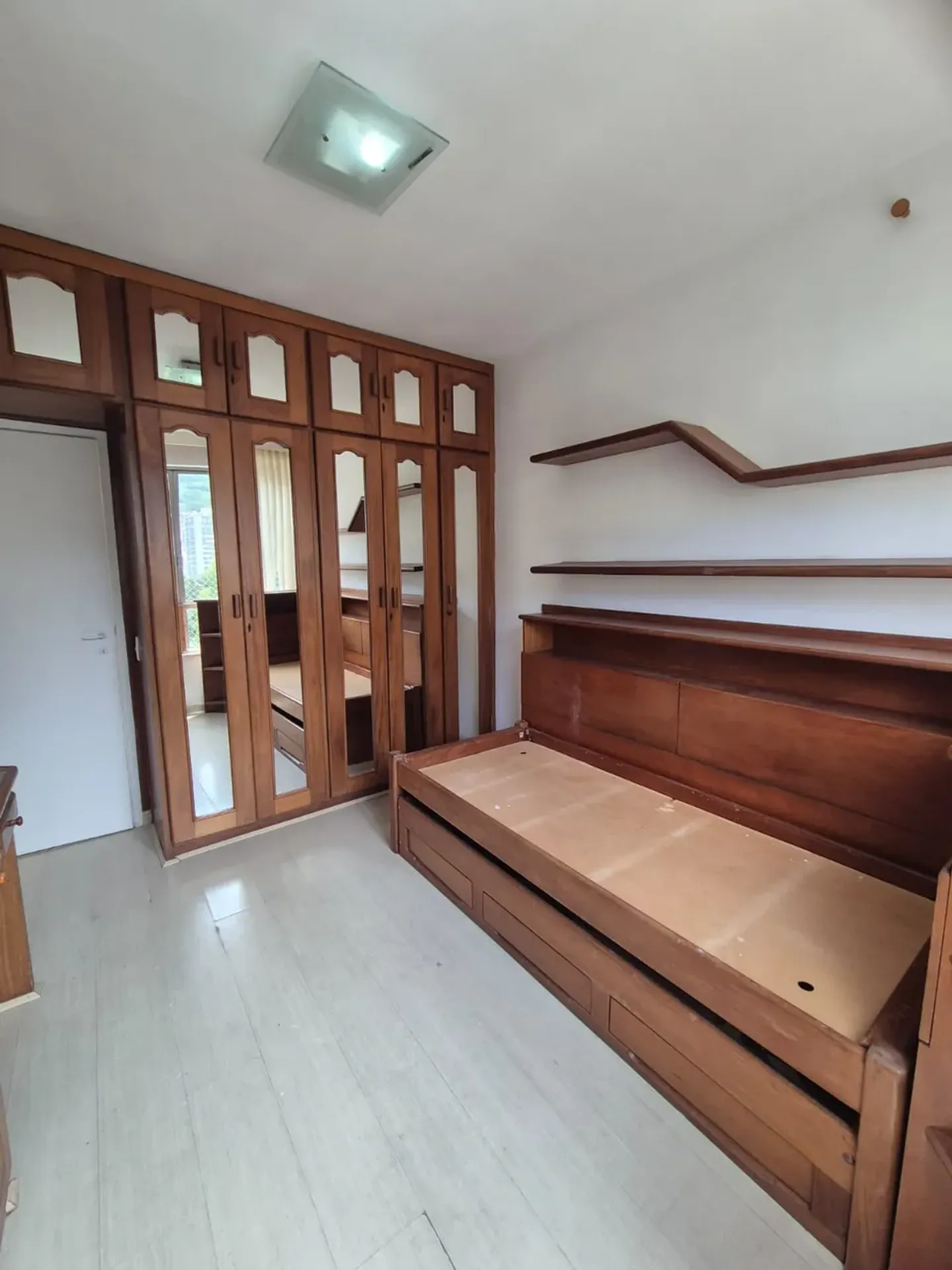 140 m² apartment with a bathtub and a home office — photo 21