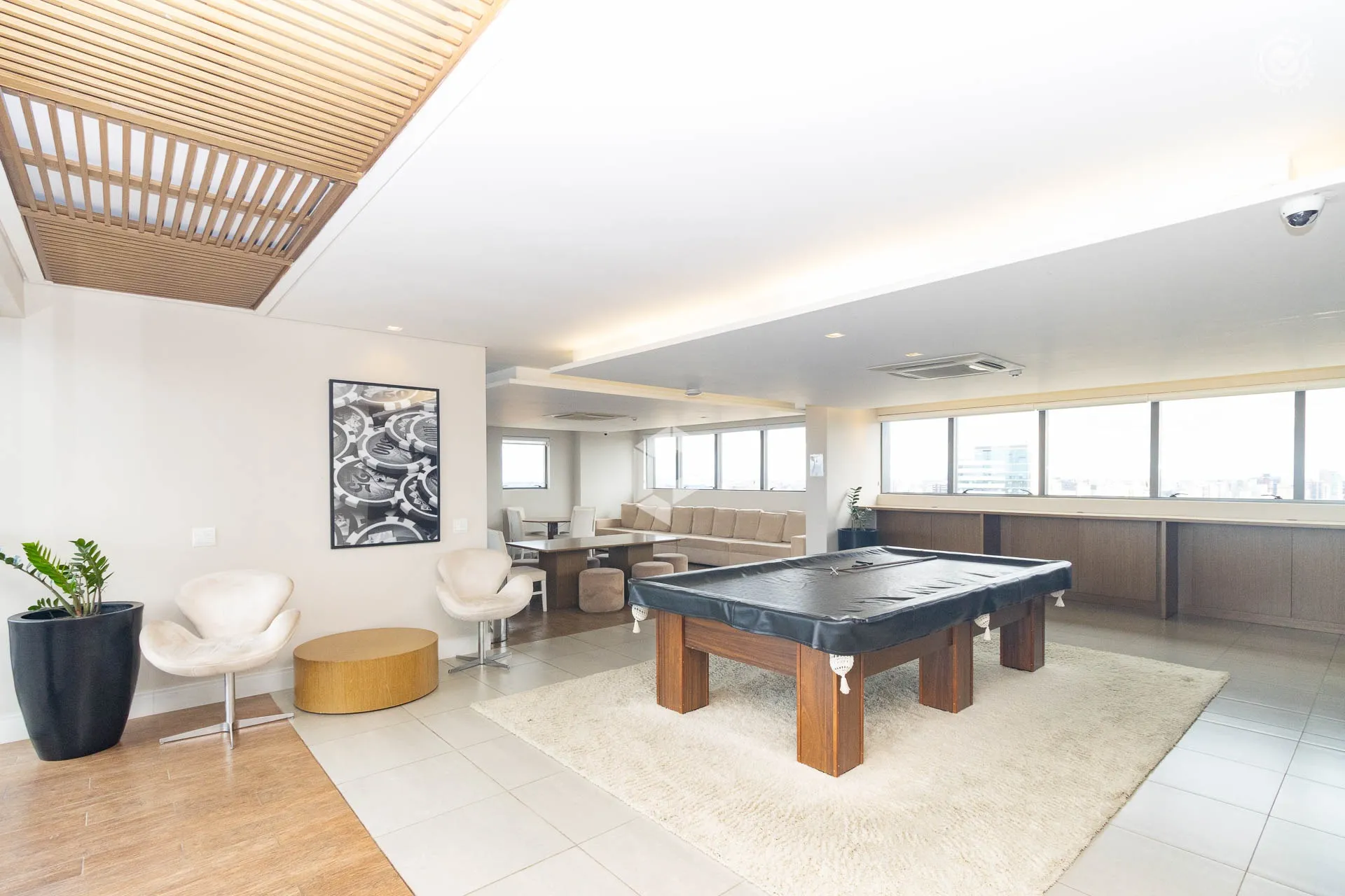Furnished 1-bedroom apartment with city view — photo 33