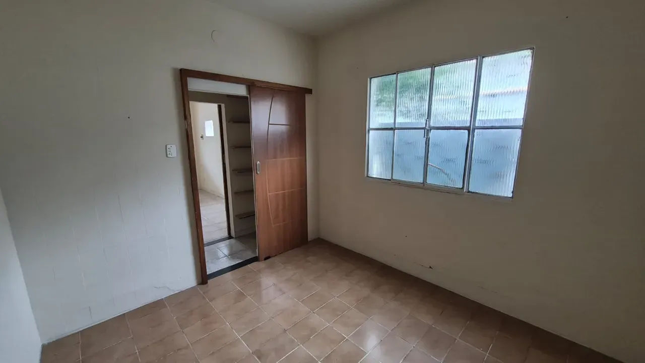 Linear street-facing house with 2 bedrooms and a backyard — photo 12