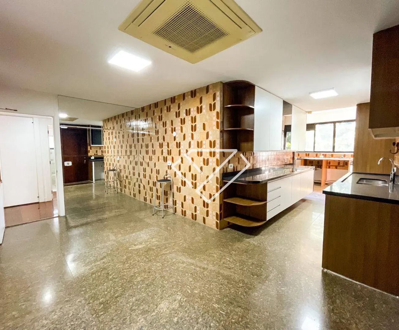 4-bedroom apartment with a balcony and laundry area — photo 27