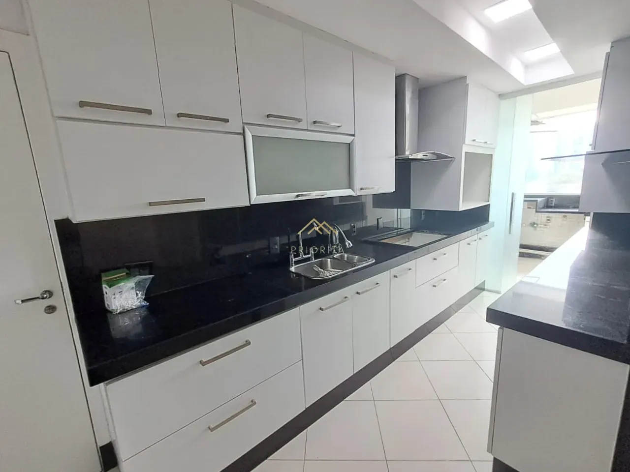 Apartamento sem mobília com 3 quartos e varanda envidraçada — photo 27