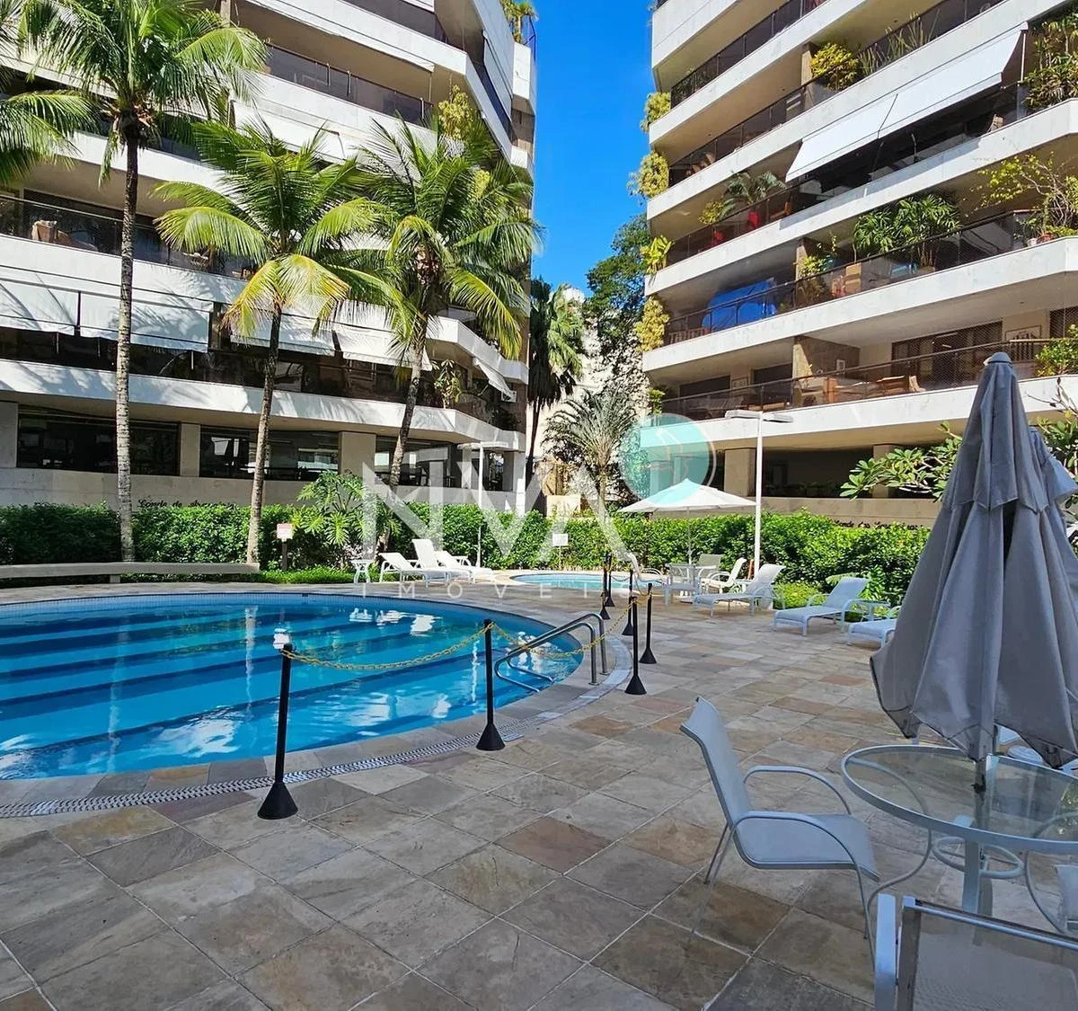 Apartment with balcony, 3 bedrooms and 4 bathrooms — photo 44