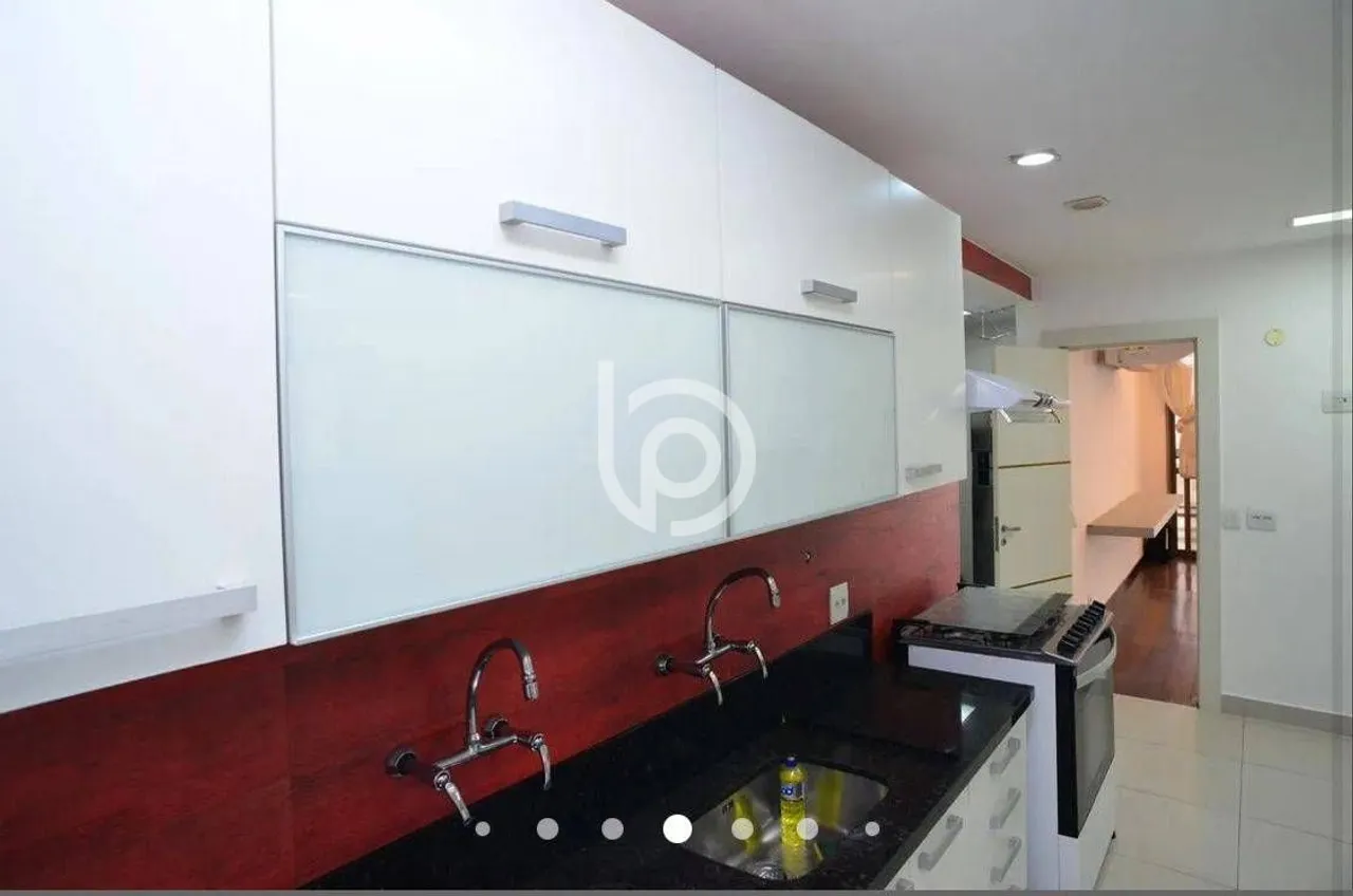4-bedroom apartment with a closed kitchen and gas stove — photo 14