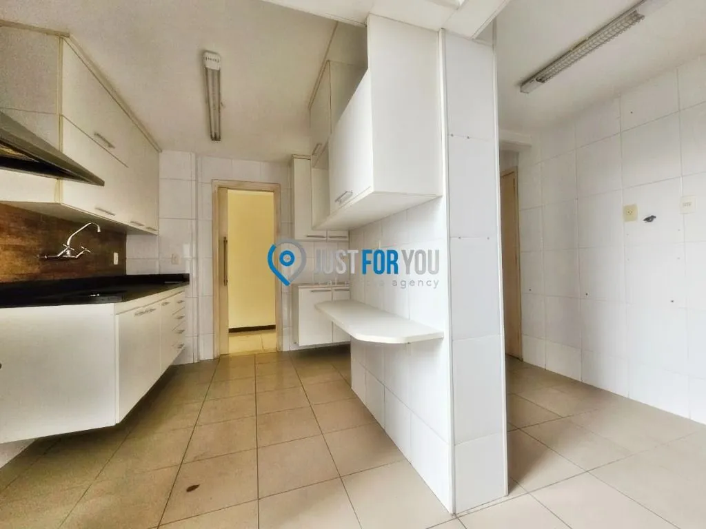Apartamento com 3 dormitórios e varanda fechada de vidro — photo 15
