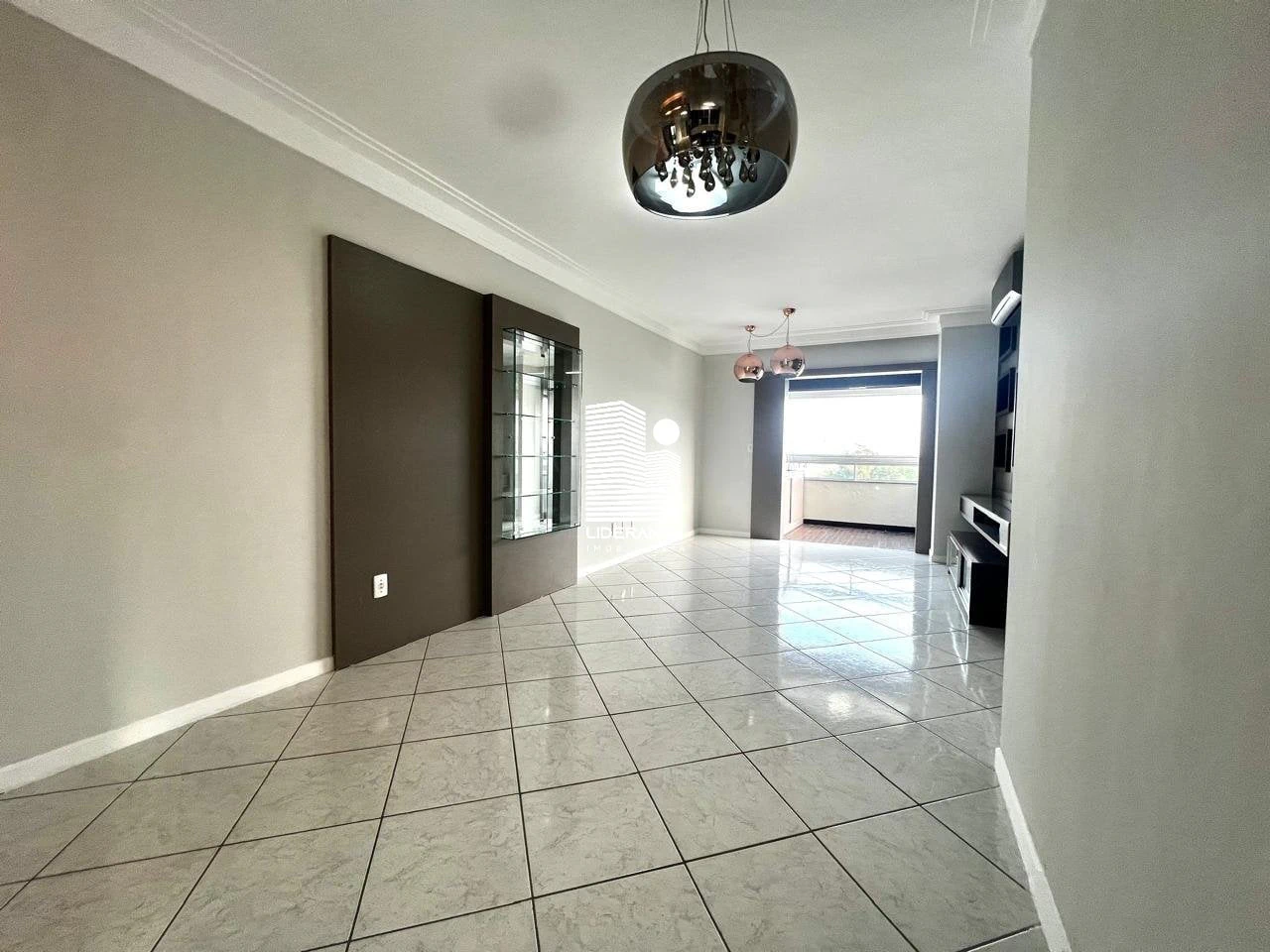 Furnished apartment, 125 m², with a glass-enclosed balcony — photo 9