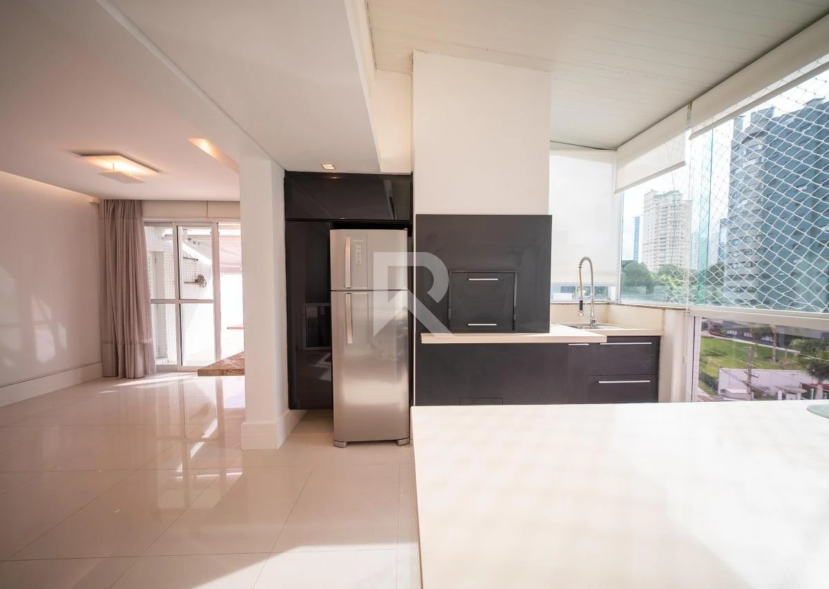 192 m² apartment with floor-to-ceiling windows and a bathtub — photo 7