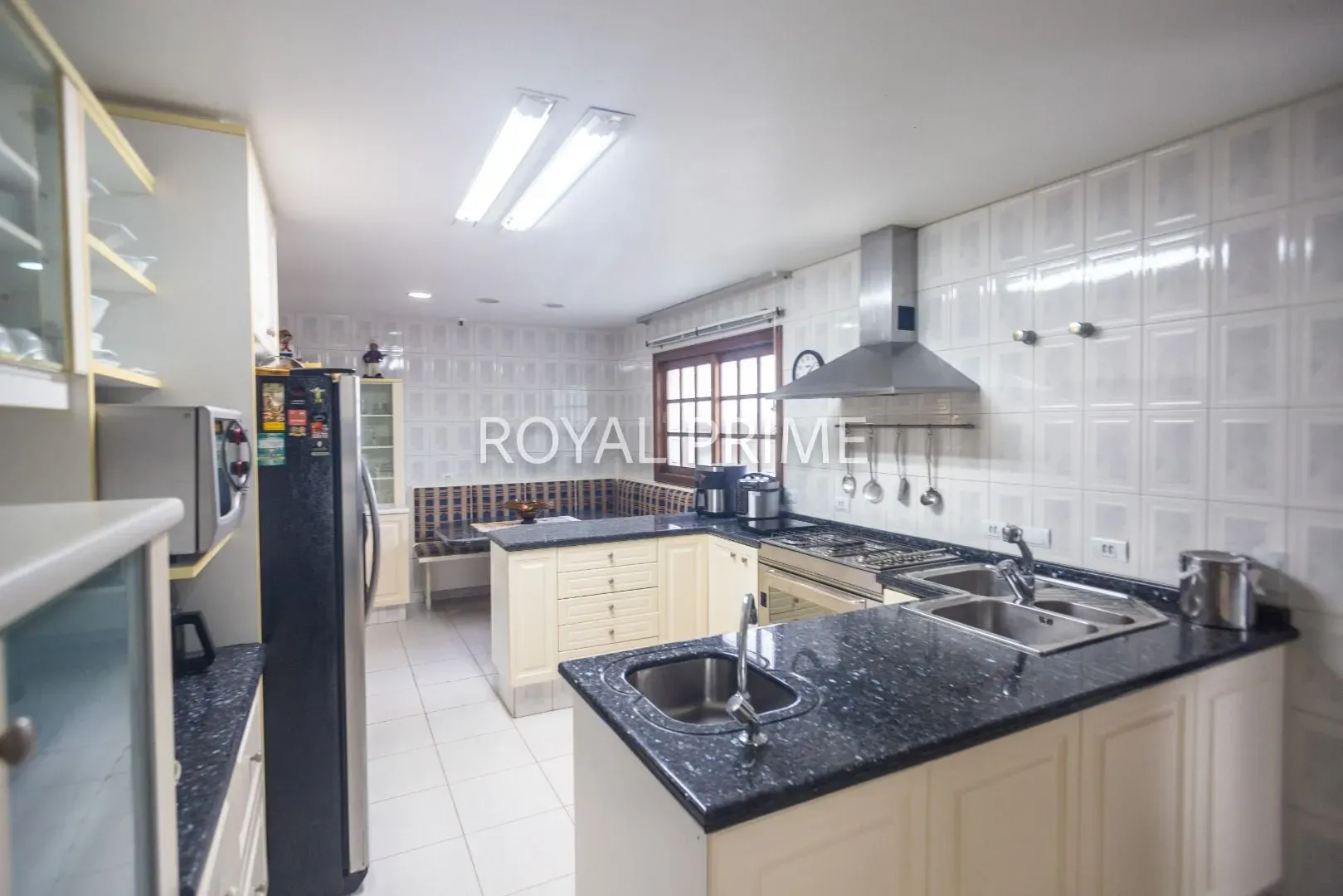 Furnished house in a gated community with 4 bedrooms and 5 baths — photo 27