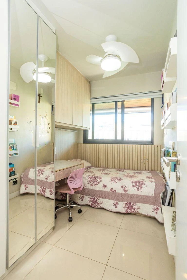 Furnished apartment, 87 m², with a glass-enclosed balcony — photo 3