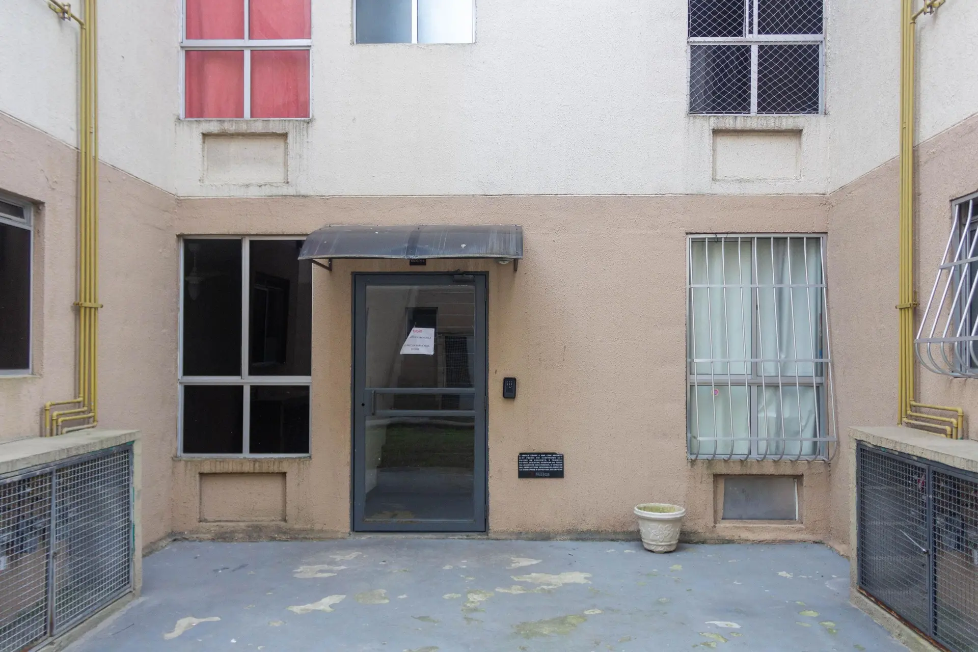 2-bedroom apartment in a building with a pool — photo 25