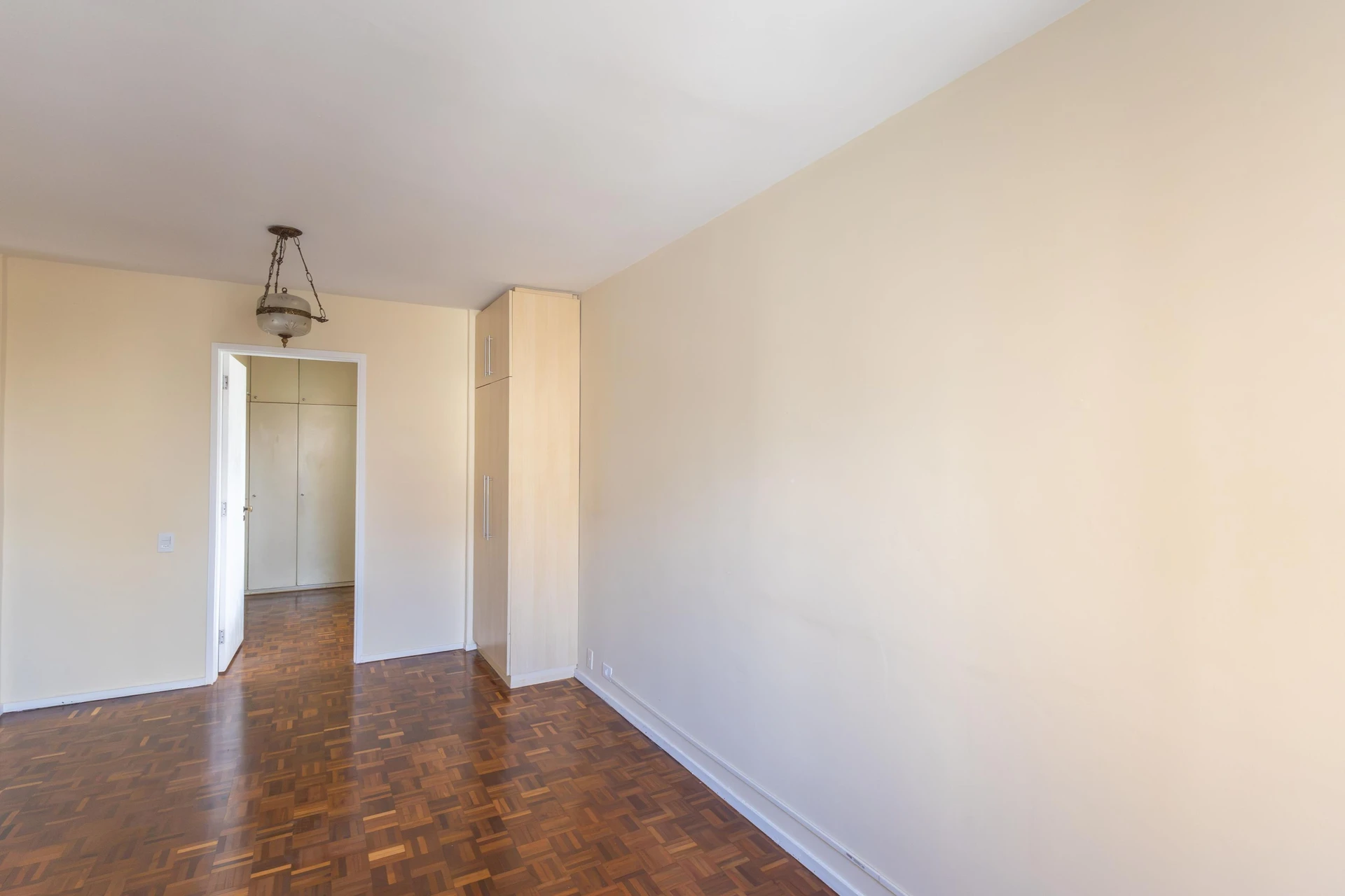 Furnished apartment, 283 m², with a glass-enclosed balcony — photo 8