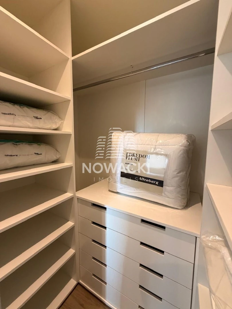Walk-in closet in a one-bedroom apartment, 50 m² — photo 7