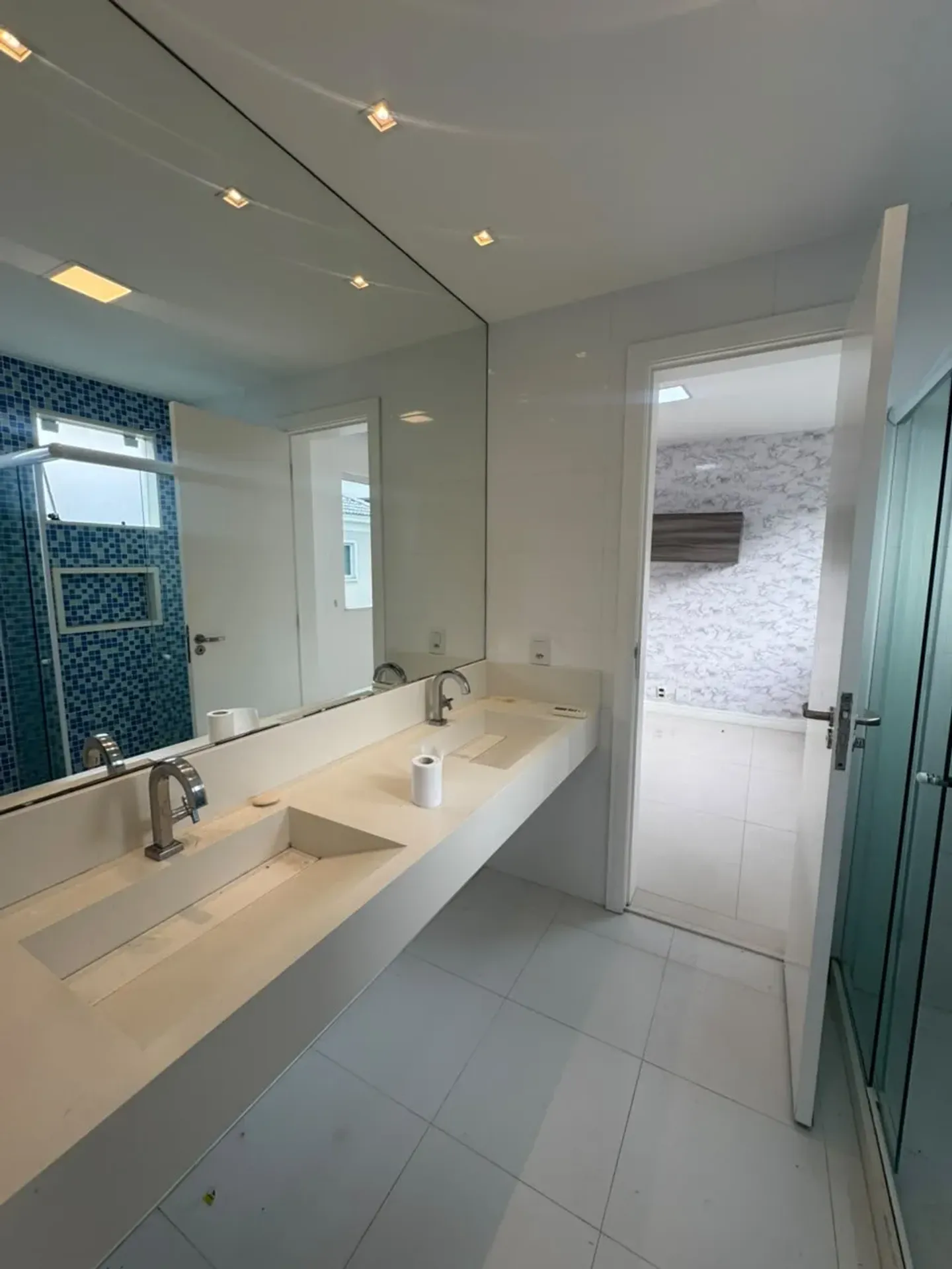 House, 300 m², with floor-to-ceiling windows — photo 10