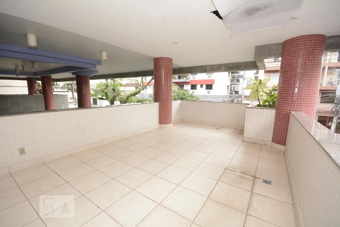 4-bedroom apartment in a building with a pool — photo 13