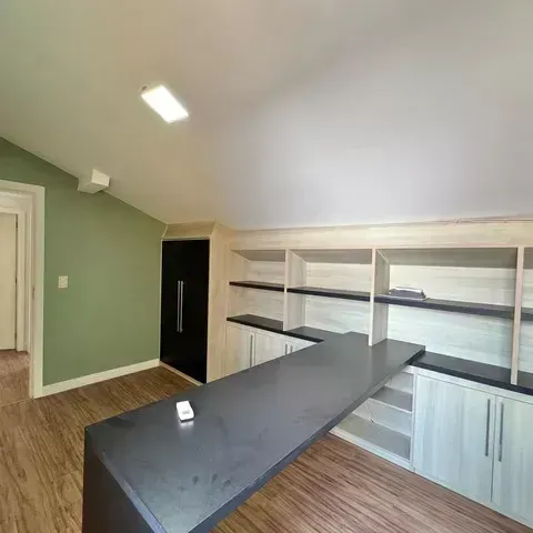Casa de 550 m² com varanda gourmet e espaço de home office — photo 17