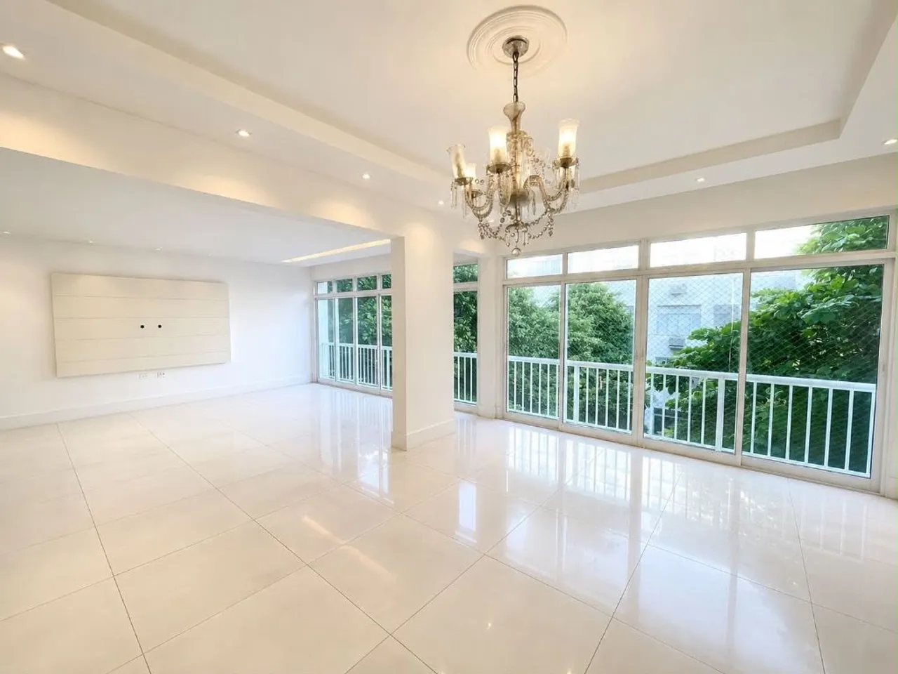 4-bedroom apartment with 300 m² and separate kitchen — photo 3