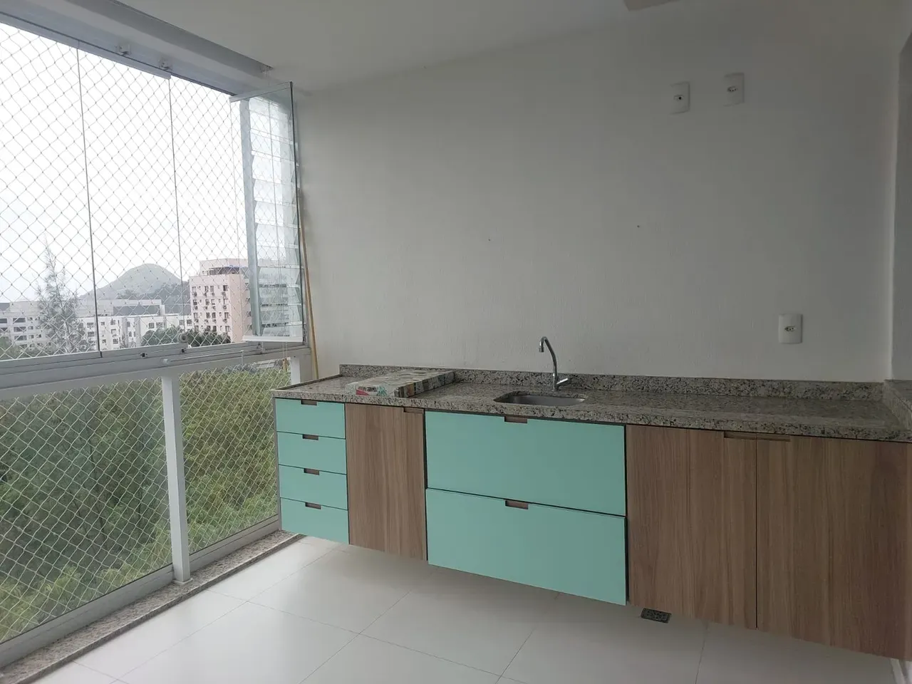 Balcony with a grill in a 2-bedroom apartment, 66 m² — photo 3