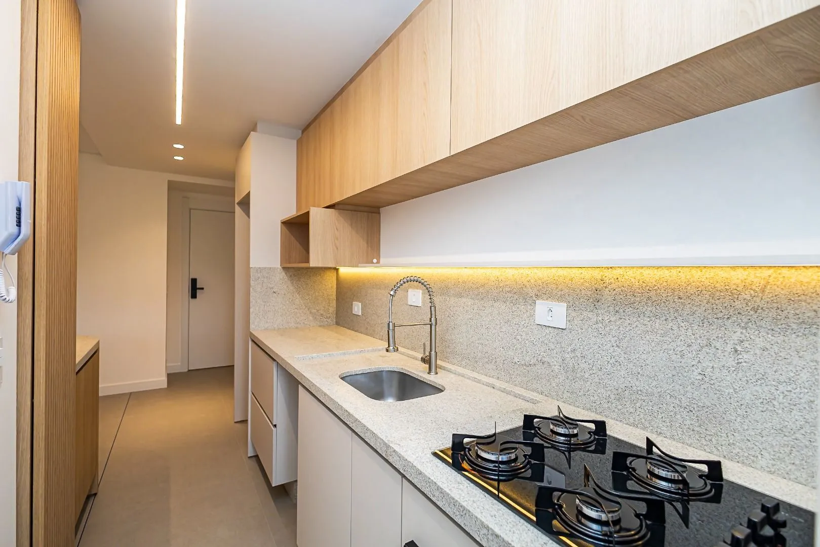 Furnished apartment, 78 m², with a glass-enclosed balcony — photo 15