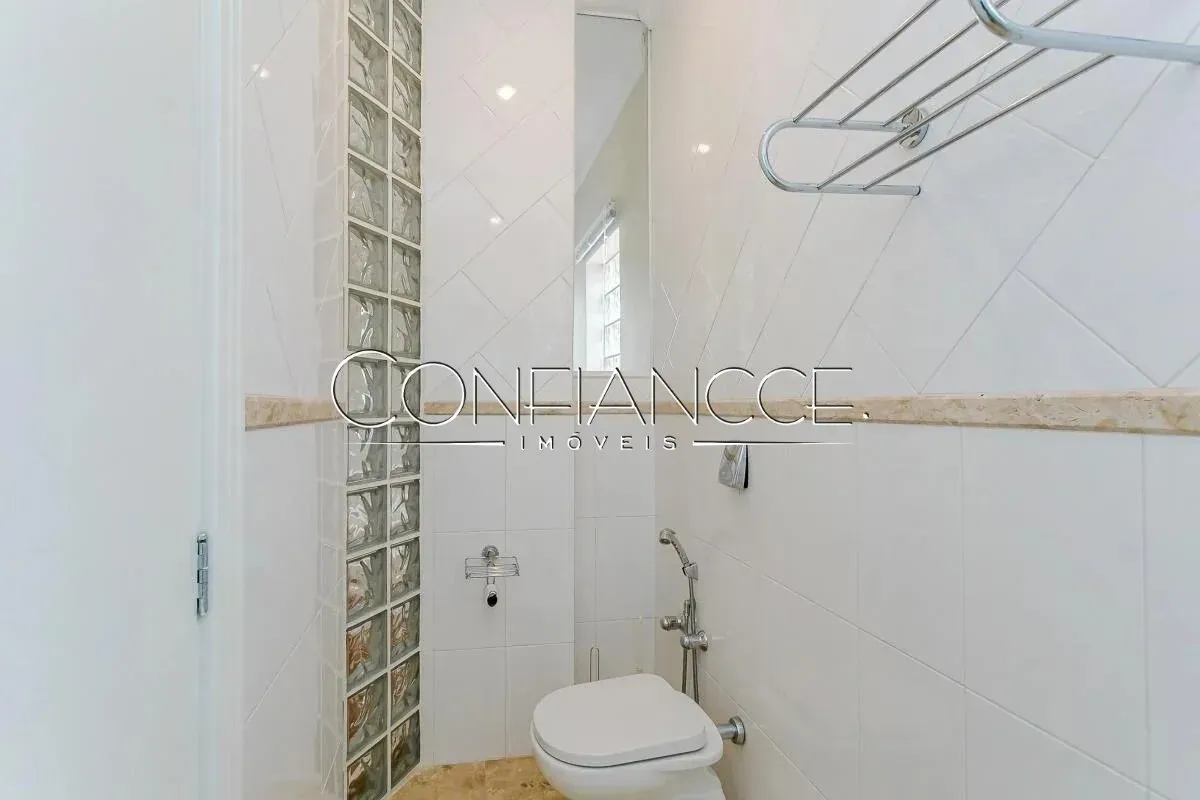 House with 4 en-suite bedrooms and 6 parking spaces — photo 30