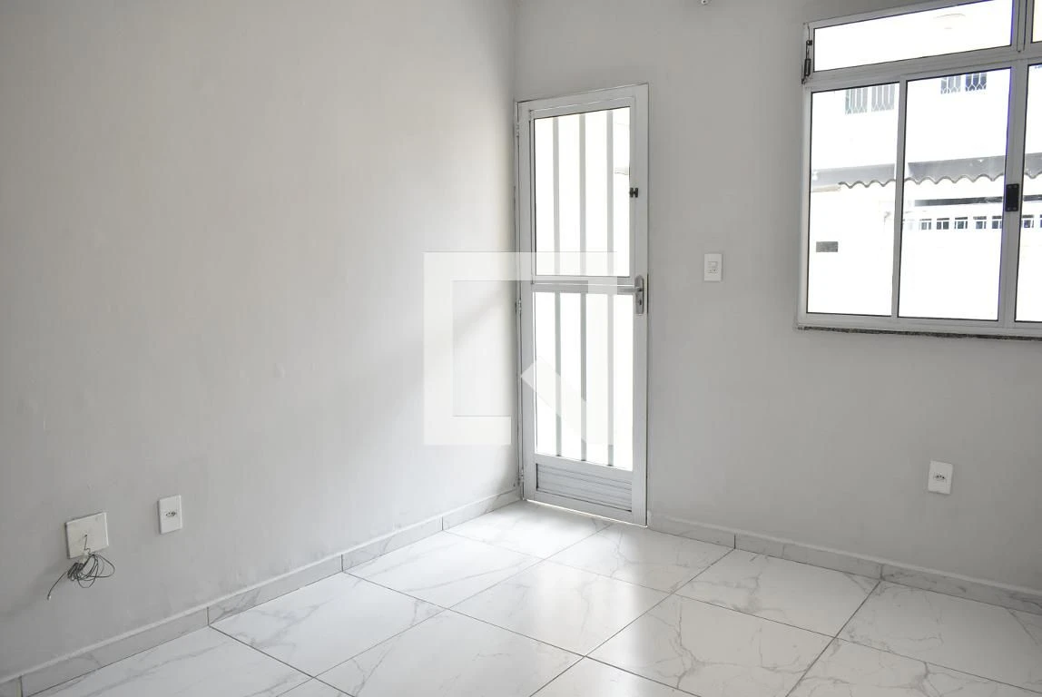 Casa sem mobília com 2 quartos, 2 banheiros e cozinha a gás
