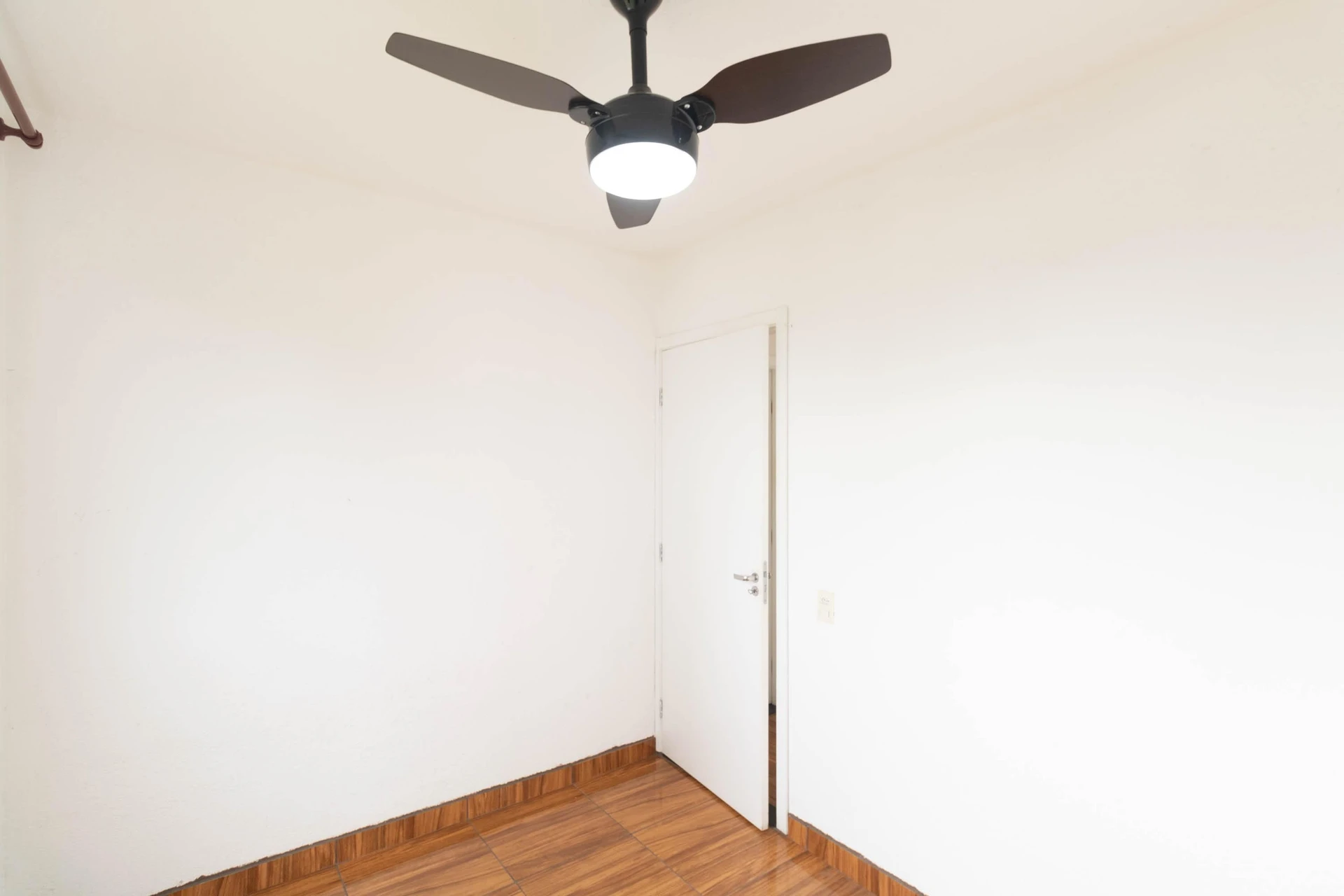 2-bedroom apartment with a glass-enclosed shower — photo 24