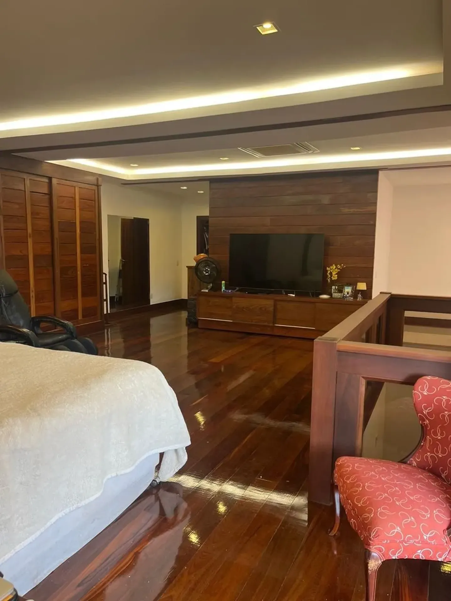 700 m² house with mountain and city views — photo 5