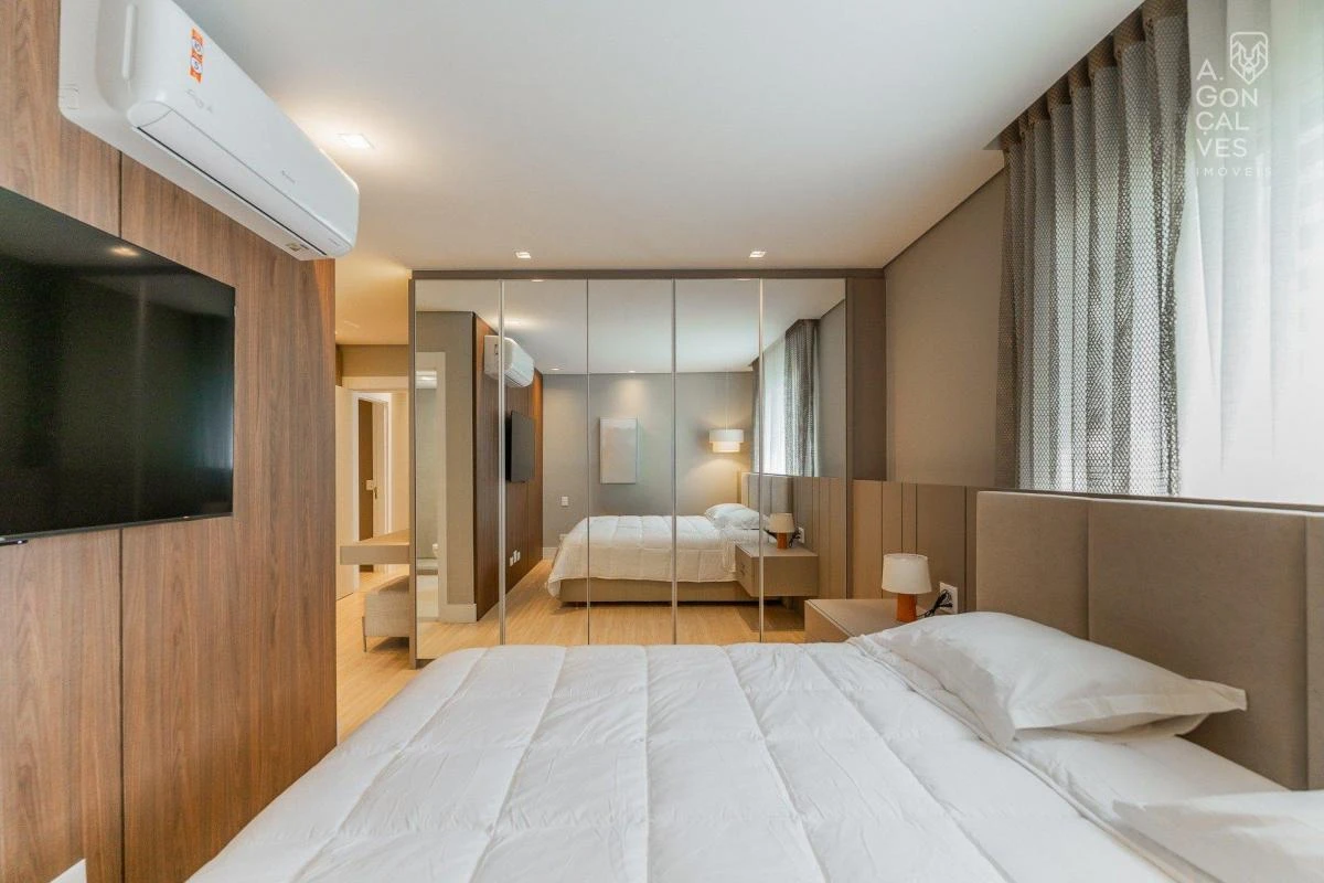 Furnished apartment, 139 m², with a glass-enclosed balcony — photo 10